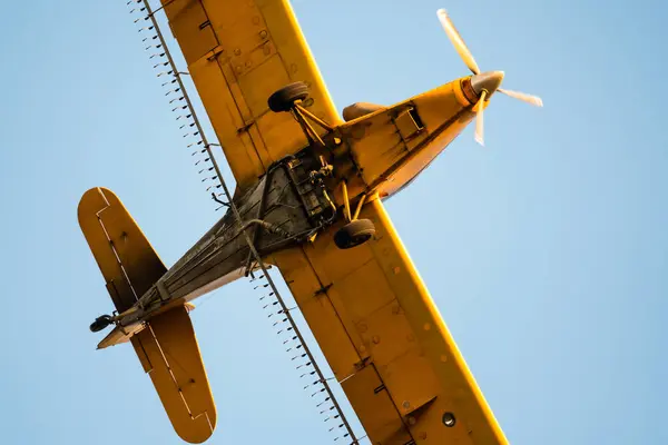 Avion Dépoussiérage Des Cultures Jaunes Volant Dans Ciel Bleu — Photo