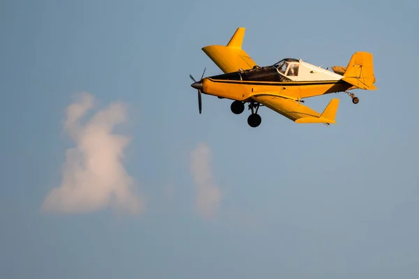 Żółty Odkurzanie Upraw Samolot Latający Błękitne Niebo — Zdjęcie stockowe