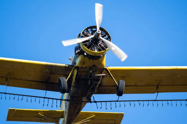 Gelbes Erntestaubflugzeug Fliegt Blauem Himmel — Stockfoto