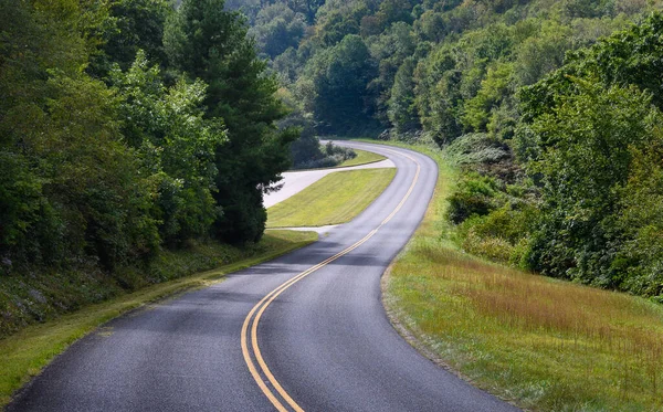 Den Slingrande Vägen Genom Appalachian Mountain Längs Blue Ridge Parkway — Stockfoto