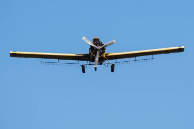 Sarı kırpma toz alma uçak mavi gökyüzünde uçan