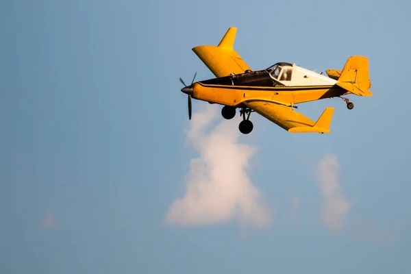 Sarı Kırpma Toz Alma Uçak Mavi Gökyüzünde Uçan — Stok fotoğraf