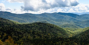 Appalachian Dağlarında sonbahar Blue Ridge Parkway boyunca görüldü.
