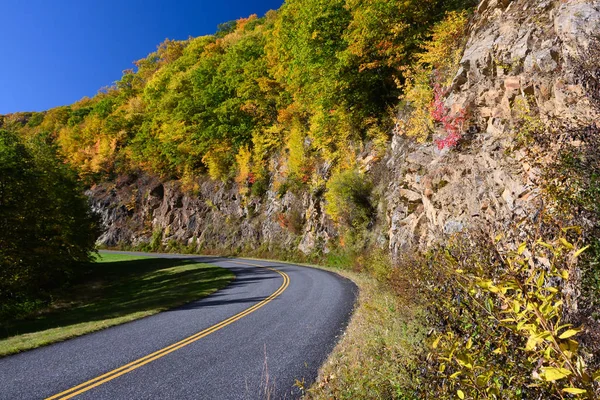 Δρόμος Που Σημαίνει Μέσα Από Φθινόπωρο Appalachian Βουνά Κατά Μήκος — Φωτογραφία Αρχείου