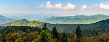 Appalachian Dağlarında sonbahar Blue Ridge Parkway boyunca görüldü.