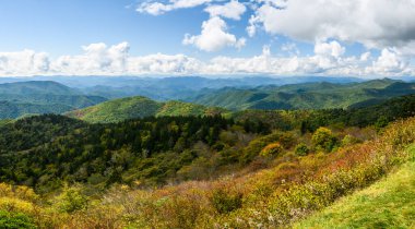Appalachian Dağlarında sonbahar Blue Ridge Parkway boyunca görüldü.