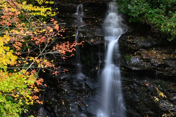 Освежающий Водопад Скрытый Глубоко Осеннем Лесу — стоковое фото