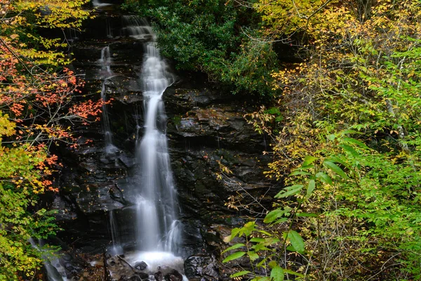 Erfrischender Wasserfall Tief Herbstlichen Wald Versteckt — Stockfoto