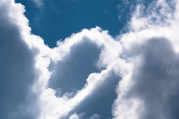 Bergige Kumuluswolken Strahlend Blauen Sommerhimmel — Stockfoto