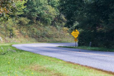 Dağ Yolu boyunca Sarı Tehlikeli Viraj İşareti