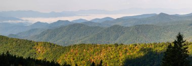 Appalachian Dağlarında sonbahar Blue Ridge Parkway boyunca görüldü.