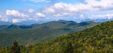 Appalachian Dağlarında sonbahar Blue Ridge Parkway boyunca görüldü.