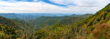 Appalachian Dağlarında sonbahar Blue Ridge Parkway boyunca görüldü.