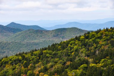 Appalachian Dağlarında sonbahar Blue Ridge Parkway boyunca görüldü.