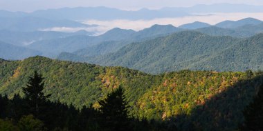 Appalachian Dağlarında sonbahar Blue Ridge Parkway boyunca görüldü.