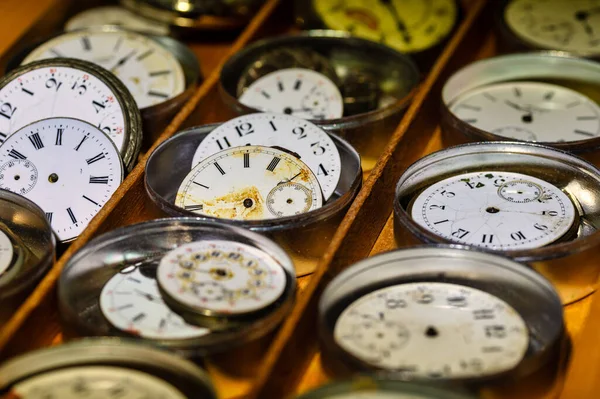 Taller Reparación Relojes Efectos Del Tiempo Colección Relojes Antiguos Rotos — Foto de Stock