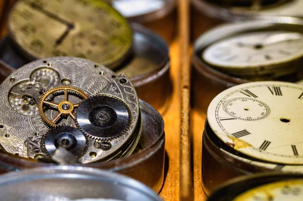 Watch Repair Shop Vliv Času Kolekci Starých Rozbitých Vyřazených Hodinek — Stock fotografie