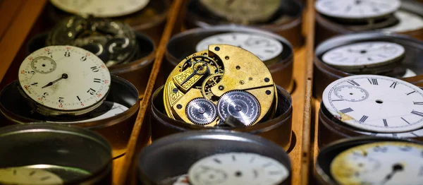 Taller Reparación Relojes Efectos Del Tiempo Colección Relojes Antiguos Rotos — Foto de Stock