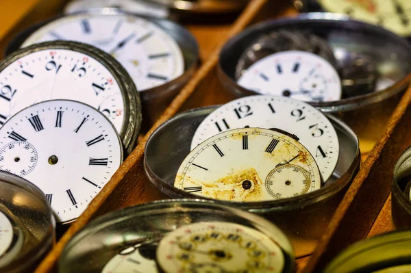 Taller Reparación Relojes Efectos Del Tiempo Colección Relojes Antiguos Rotos — Foto de Stock