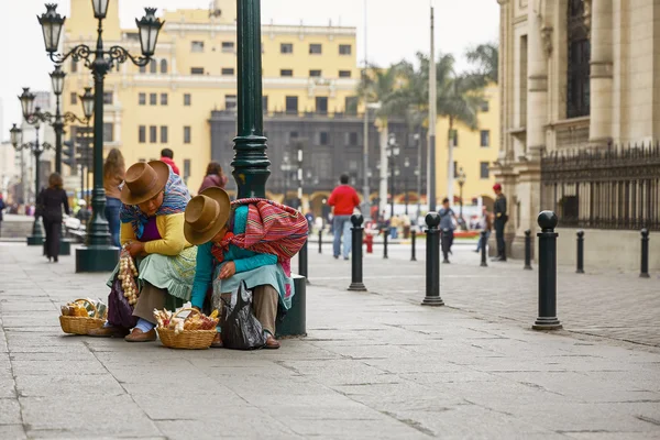 Perui nő az utcán, Lima, Peru módszert a bonbonok eladására — Stock Fotó