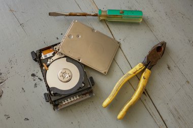Kırık ve yok edilmiş sabit disk Disk ve ahşap masa üstünde alet