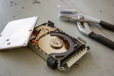 Kırık ve yok edilmiş sabit disk Disk üzerinde ahşap masa