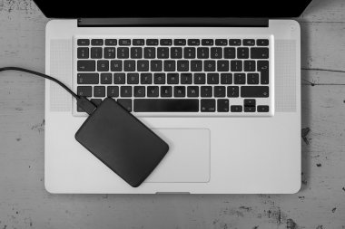Dış sabit disk dizüstü klavye üzerinde