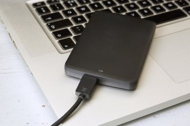 Dış sabit disk dizüstü klavye üzerinde