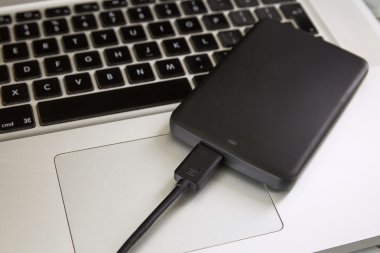 Dış sabit disk dizüstü klavye üzerinde