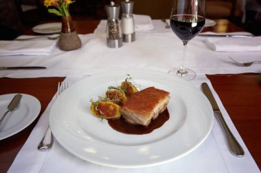Chicharron de Panceta de Cerdo adlı geleneksel Peru Yemeği 