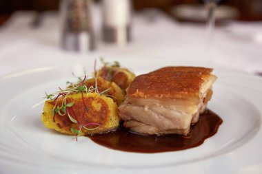 Chicharron de Panceta de Cerdo adlı geleneksel Peru Yemeği 
