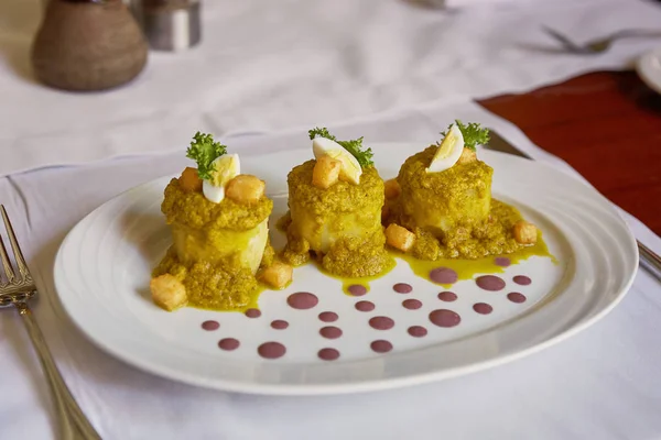 Traditionele Peruaanse maaltijd genaamd Ocopa Arequipeña geserveerd in een Restaurant — Stockfoto