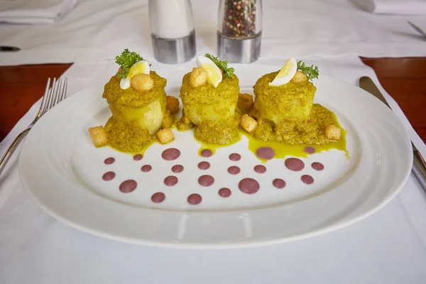 Traditionelle peruanische Mahlzeit namens ocopa arequipena, serviert in einem Restaurant — Stockfoto