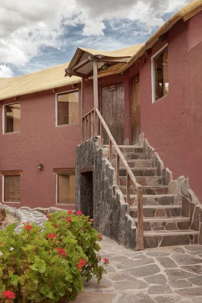 Ein traditionelles vintage hotel in chivay, arequipa peru mit wolken — Stockfoto