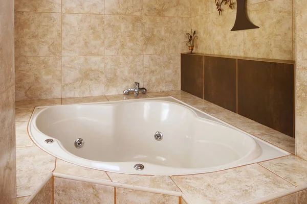 Köşe küvet banyo iç dekorasyonda
