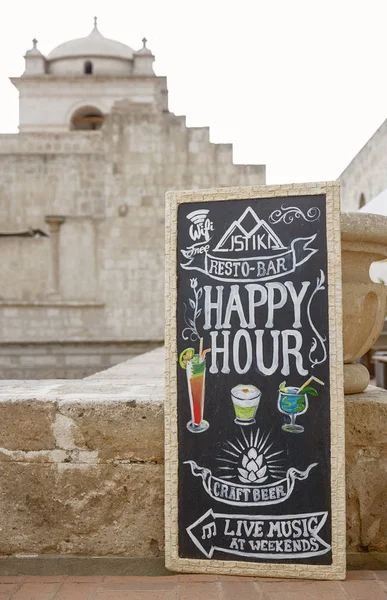 Happy Hour Tafel mit Text in Kreide arequipa in Peru geschrieben — Stockfoto