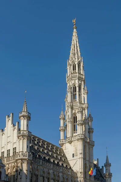 Detalle de la torre del ayuntamiento en Brussele, Bélgica — Foto de Stock