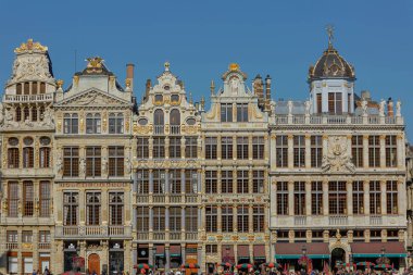 Brüksel, Belçika - 23 Eylül 2017: Yaz boyunca Brüksel 'deki Grand Place' i ziyaret eden turistler.