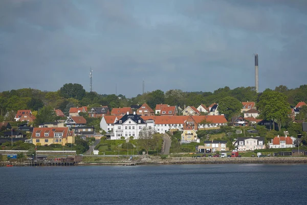 Vista de Helsingor ou Elsinore do estreito de Oresund, na Dinamarca — Fotografia de Stock