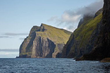Vahşi ve kayalık sahil, Faroe Adaları, Danimarka