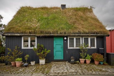 Faroe Adaları, Danimarka çim ile tipik evler çatı