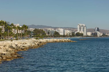 Limasol Kıbrıs ve onun plaj alanı yaz aylarında görünümü