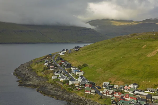 Aldeia em paisagem costeira selvagem e bonita das Ilhas Faroé — Fotografia de Stock