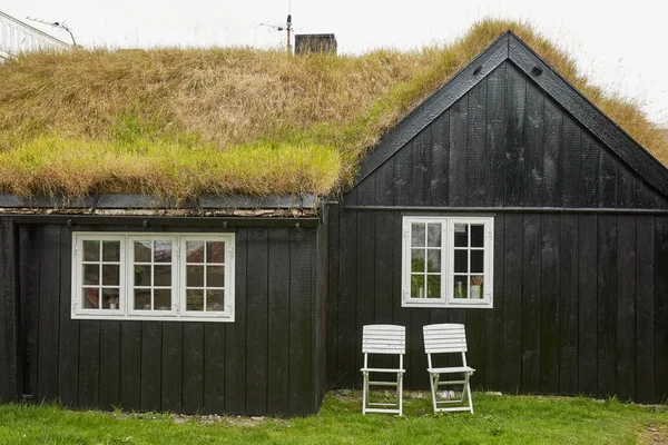 Typické domy se v trávě střešní v Faerské ostrovy, Dánsko — Stock fotografie