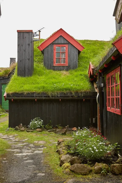 Typické domy se v trávě střešní v Faerské ostrovy, Dánsko — Stock fotografie