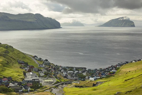 Villaggio in selvaggio e bellissimo paesaggio costiero delle Isole Faroe — Foto Stock