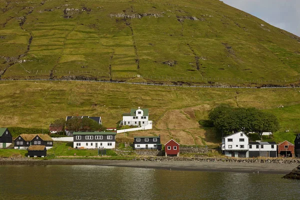 Byn i vilda och vackra landskapet i Färöarna, Denmar — Stockfoto