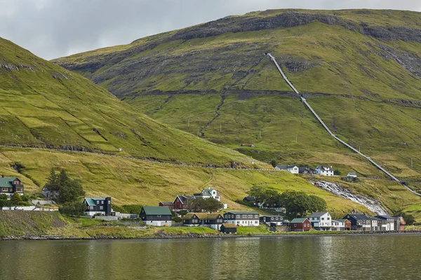 Деревня в дикой и красивой местности Фарерских островов, Денмар — стоковое фото