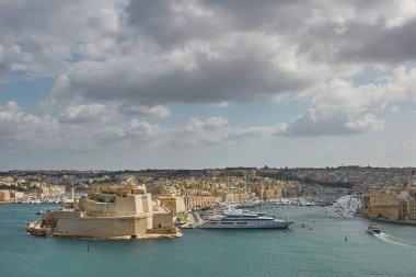 Eski şehir ve liman Malta Valletta otellerini göster