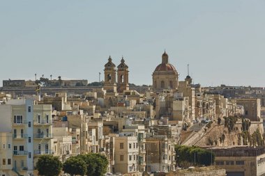 Bir kıyı alanı ve şehir Malta Valletta görünümü